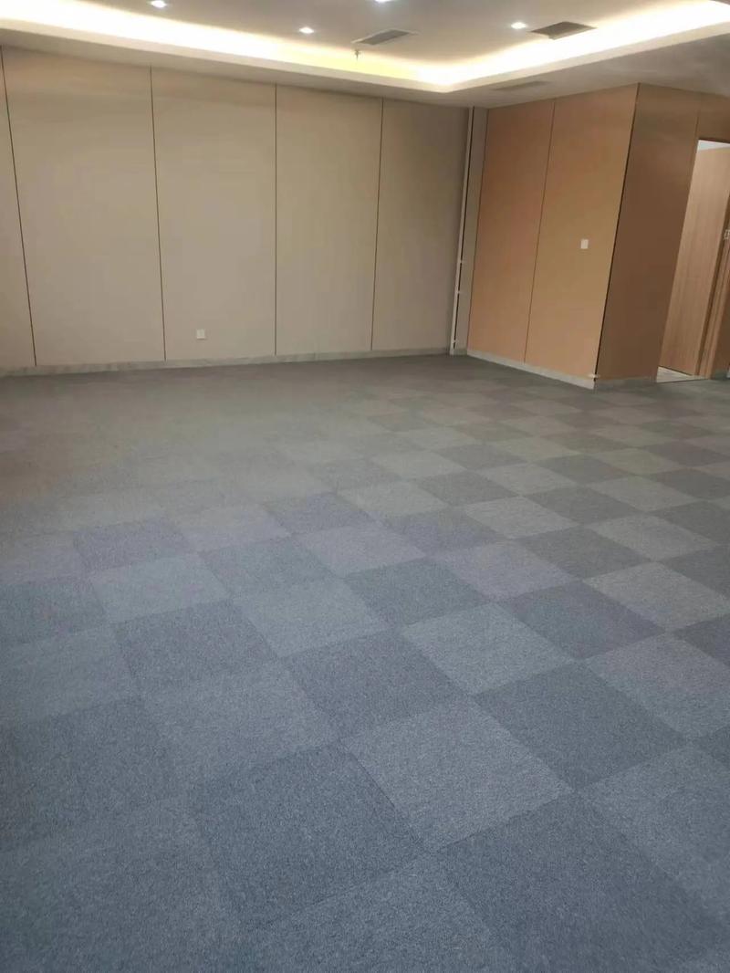 方塊地毯鋪設完活需要鋪設地膠,地毯,運動地板,橡膠樓梯踏步