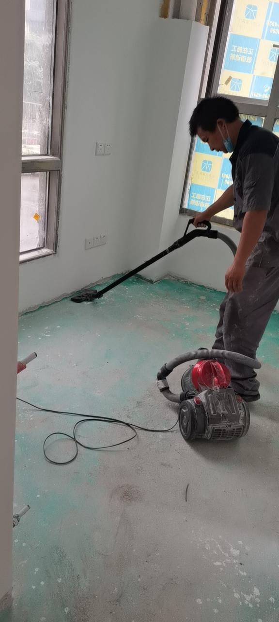 鋪地板前一定要用吸塵器喲 #家居裝修案例
